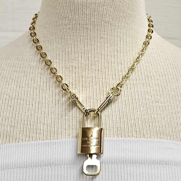 Louis Vuitton 300 Series Padlock and Key Necklace on Pochette Chain in Gold 322 - Picture 5 of 8